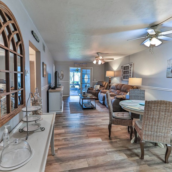 Beautiful 2 Bed 2 Bath Condo. Pool, Golf