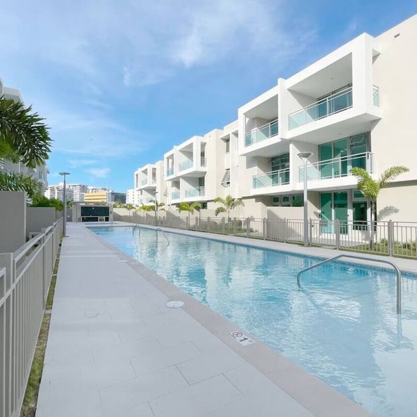 Beautiful 3bed/2bath with King Beds, 2 Pools, Gym & Full Generator, near beach!