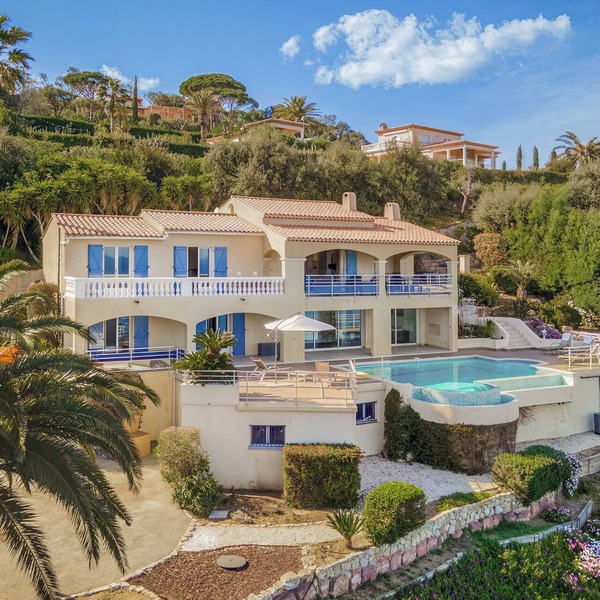 Beautiful 4* villa with panoramic sea views, infinity pool, close to the beach