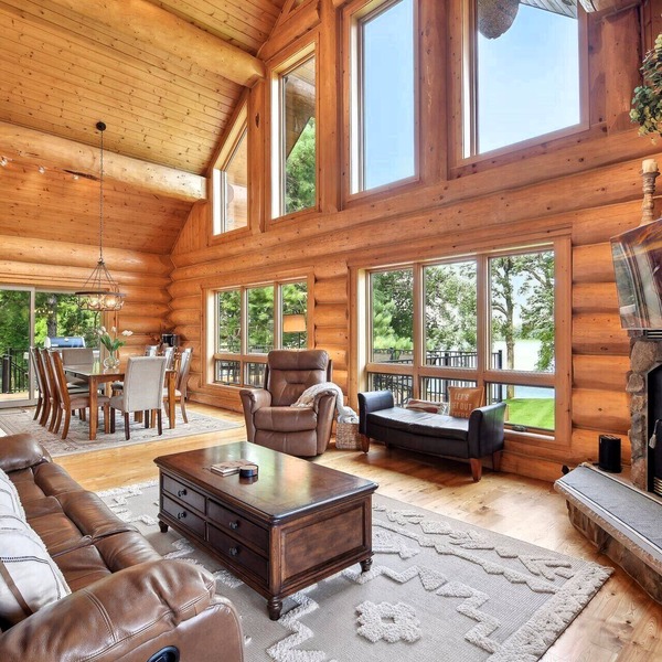 Beautiful 5 bdrm lakefront log cabin - under 1hr from Mpls!