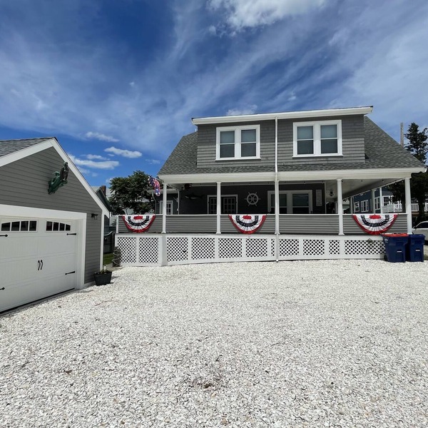 Beautiful 5 bedroom 2 bath Nostalgic Cape House, 30 seconds to your own beach.