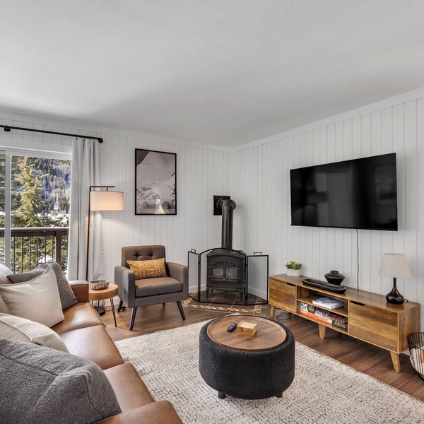 Beautiful and Modern 2 Bedroom, 1 Bath. Close to Ski Resort and Hiking