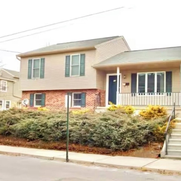 Beautiful and spacious 4-bedroom home in Danville, with WiFi and AC.