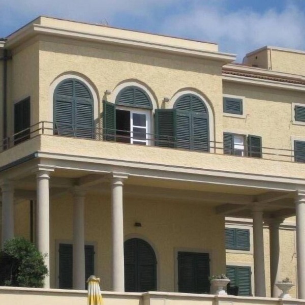 Beautiful apartment for 8-10 people in a historic villa on the sea