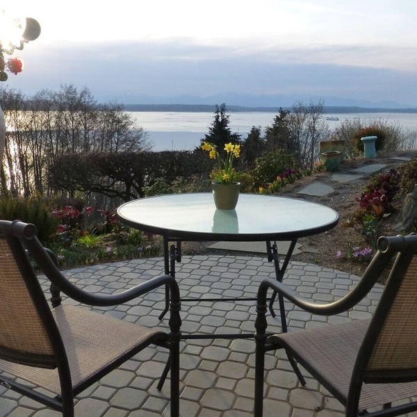 Beautiful Apartment with Stunning Ocean and Mountain Views