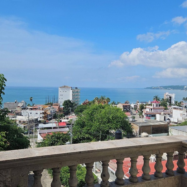 Beautiful Bay Views, close to Town Center, Dining and Beach