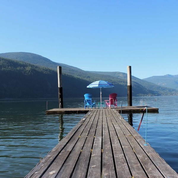 Beautiful Beach front cottage near Nelson, BC