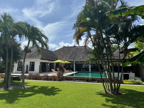 Beautiful Beach Villa Nujum with staff.