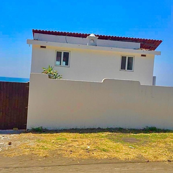 Beautiful beachfront house with private pool