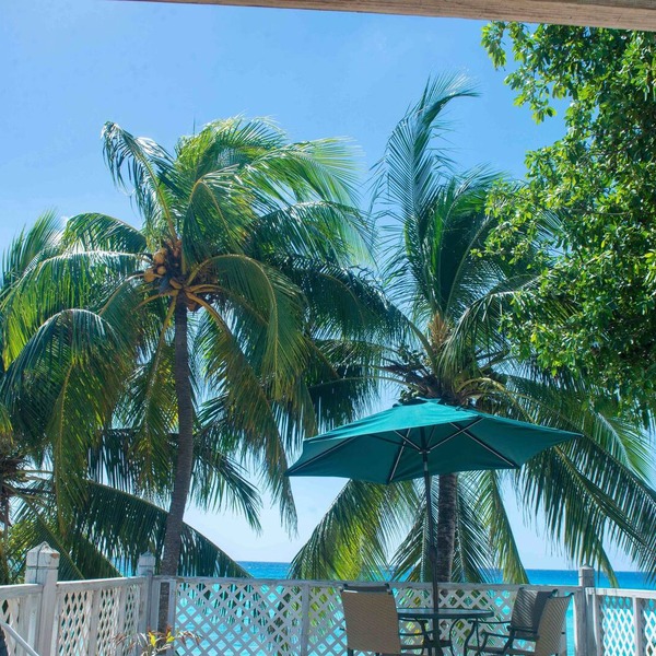 BEAUTIFUL BEACHFRONT LOCATION! On The Beach Villa, sleeps 8. Villa Benjamin.