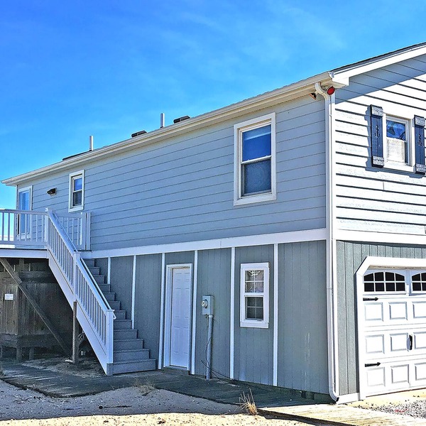 Beautiful Beachfront Retreat on Broadkill Beach. Perfect for couples & families.
