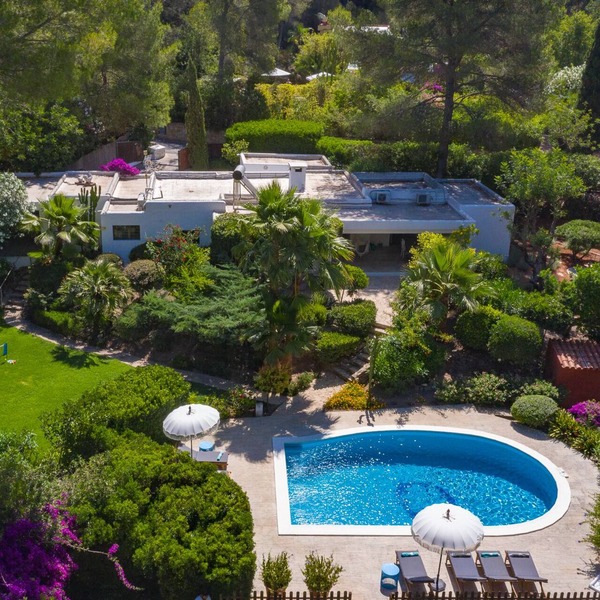 Beautiful bohemian villa sleeps 7 near ibiza town with tropical gardens&big pool