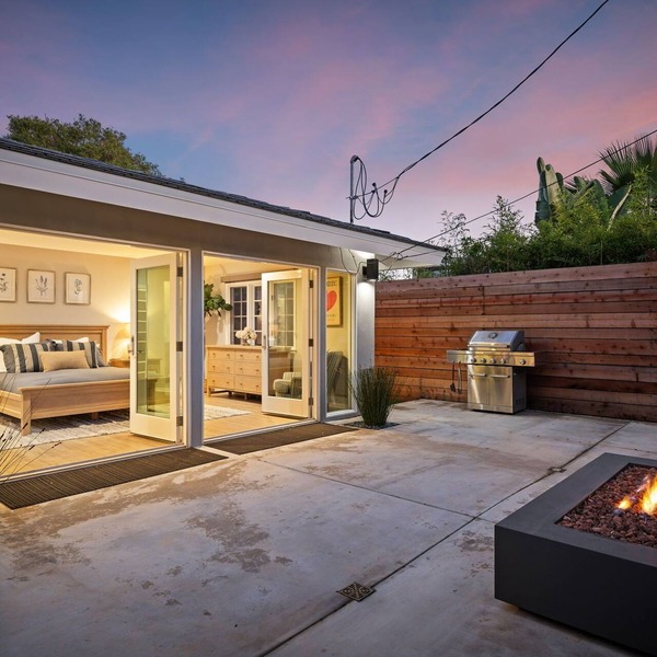 Beautiful & Bright 2 bedroom house—Steps to Coast Village and Butterfly Beach