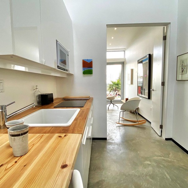 beautiful bright cozy suite, 5 min from beach