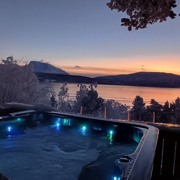 Beautiful cabin with sauna & Jacuzzi with wonderful view in idyllic Malangen