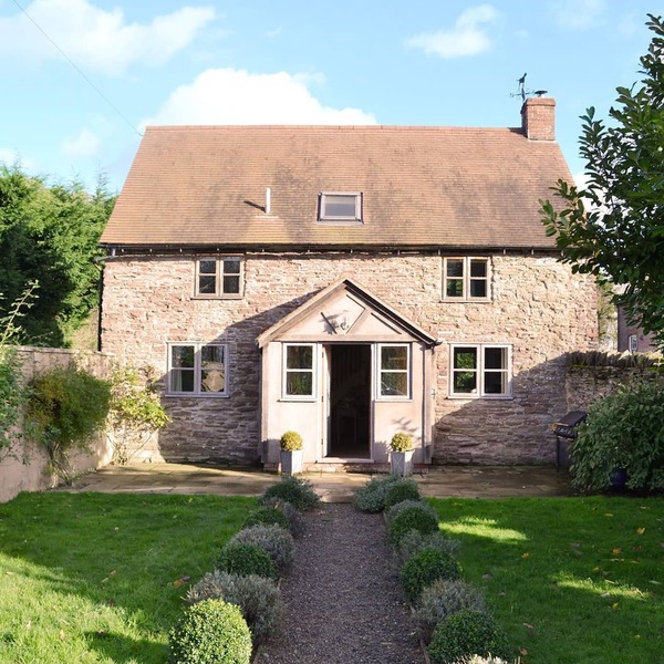 Beautiful conversion of a 17th century detached barn with private fishing lake. Pet-friendly