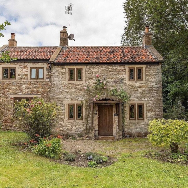 Beautiful Cottage nr Mendip Hills, Private Parking