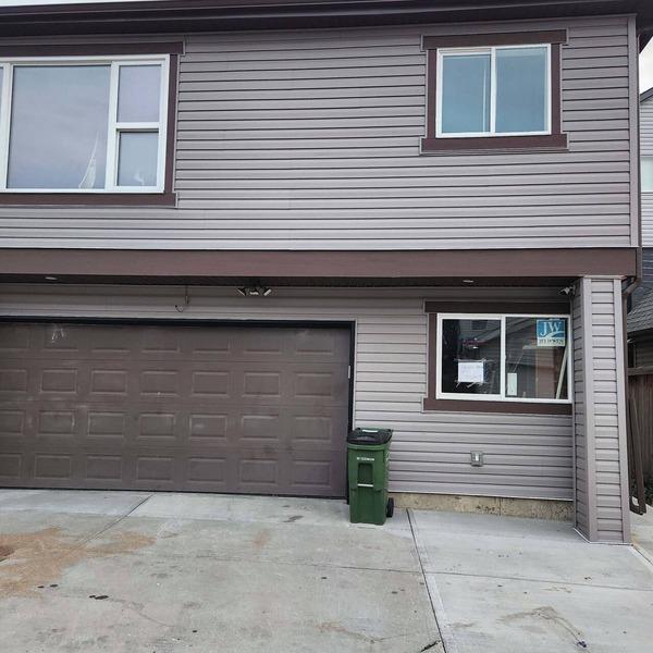 beautiful, cozy private and quiet house + heat garage -EV charger - NO BASEMENT