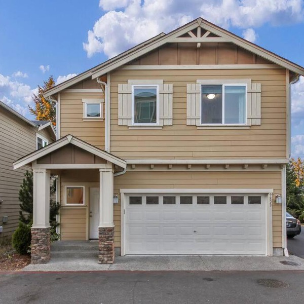 Beautiful craftsman style 4BDs, 2.5Baths Townhome