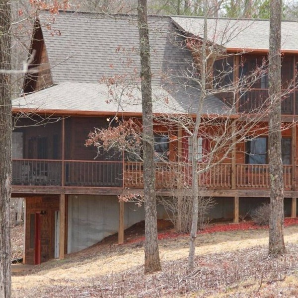 Beautiful Custom Cabin on almost 2 acres with lots of privacy