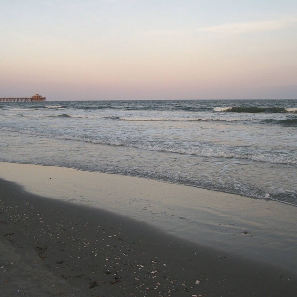 Beautiful Efficiency Condo Across The Street from Beach. Great Pool & Deck Area.