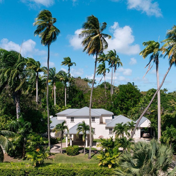 Beautiful family home on private road - 3 minutes walk to beach