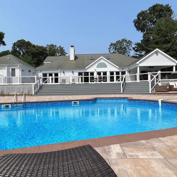 Beautiful Hamptons home close to beaches, shopping, & restaurants!