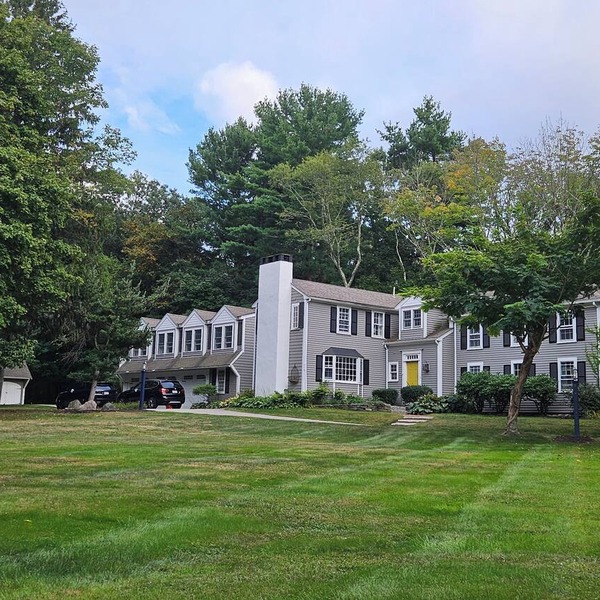 Beautiful Hingham Home In Estate Like Setting
