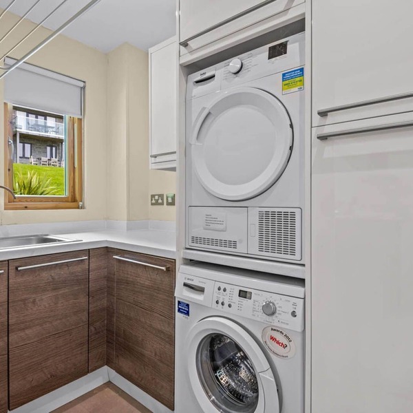 Beautiful holiday home with hot tub, just a walk away from Talland beach.