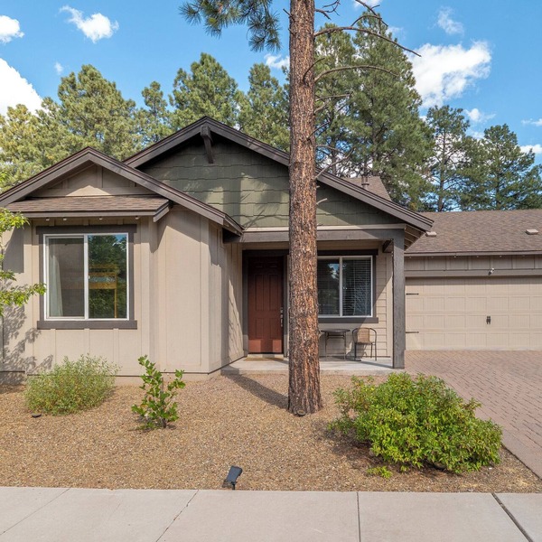 Beautiful home! Central AC! 5 mins to Downtown! Great setting! 20% Monthly Disc!