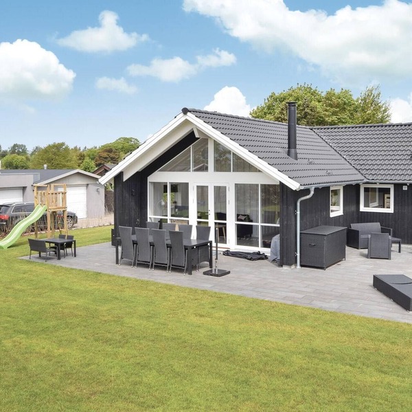 Beautiful home in Malling with WiFi