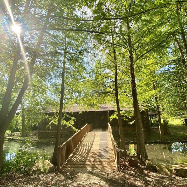 Beautiful home- near the University-large outdoor spaces and a hot tub.