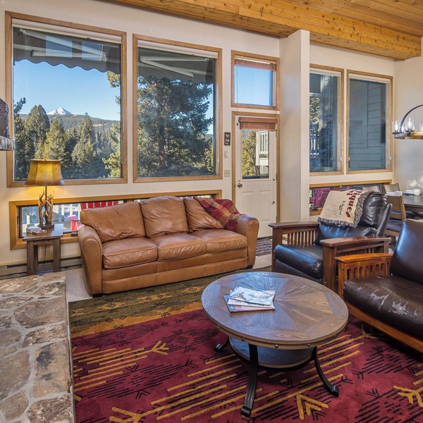 Beautiful home w/fireplace, amazing views & community hot tub - Hidden Village Cozy Getaway
