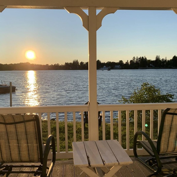 Beautiful Lake House with Stunning Sunsets