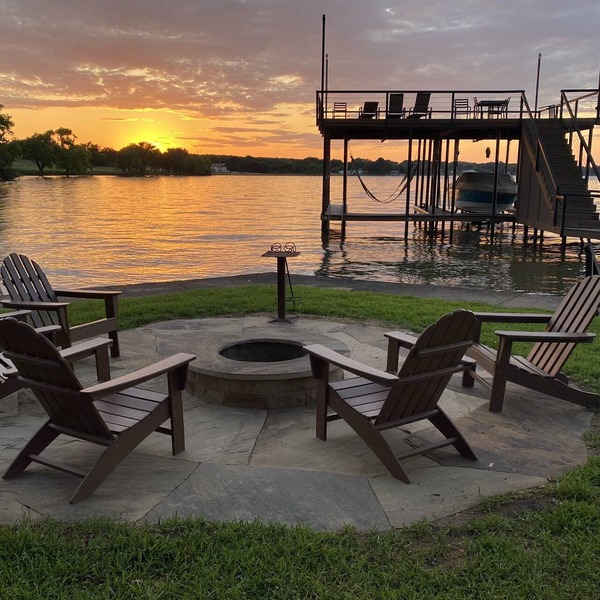 Beautiful Lakefront 4 BR/5 BA Hideaway w/Huge Yard & Gorgeous View