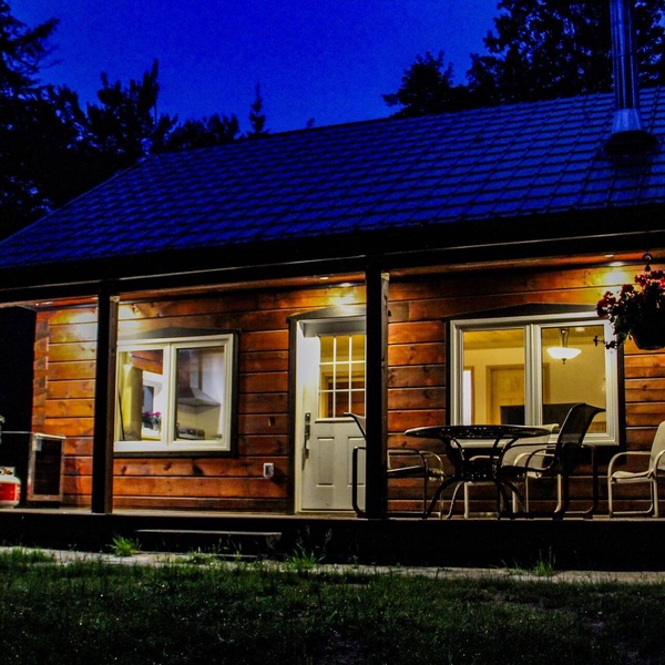 Beautiful Log Cabin with Sauna, BBQ & Firepit nearby Algonquin & Arrowhead Park!