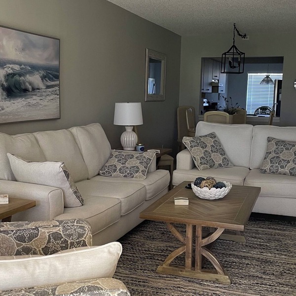 Beautiful Meadows Country Club 2 bed/2 bath 1st floor condo in Woodland Grove.