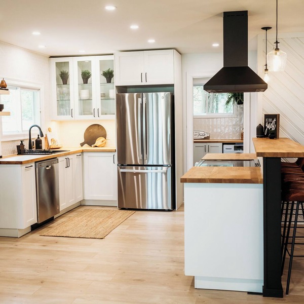 Beautiful, modern, cottage with hot tub and more