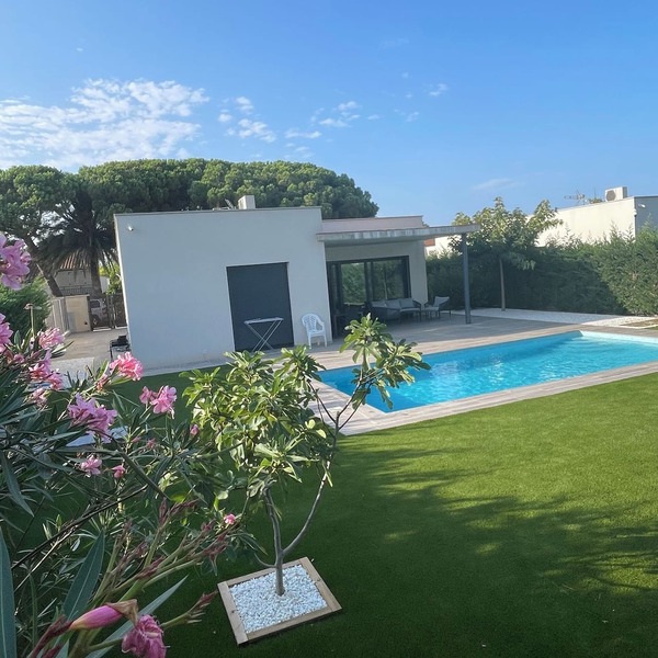 Beautiful modern villa less than 5 minutes walk from the beach!