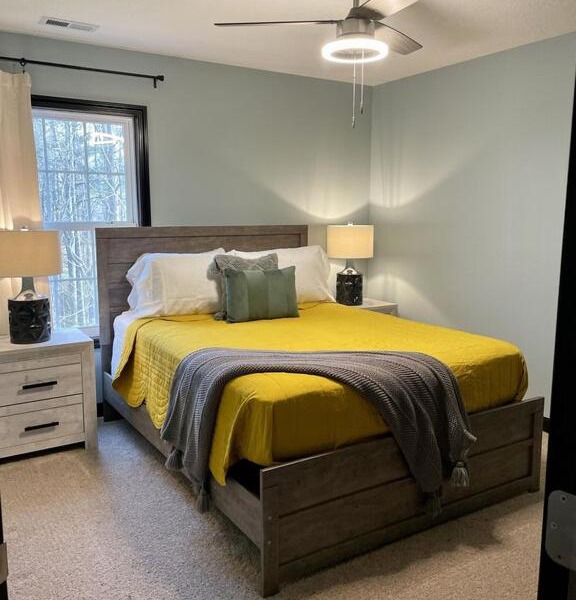 Beautiful Modern Mountain Home! Great location! Sleeps 10
