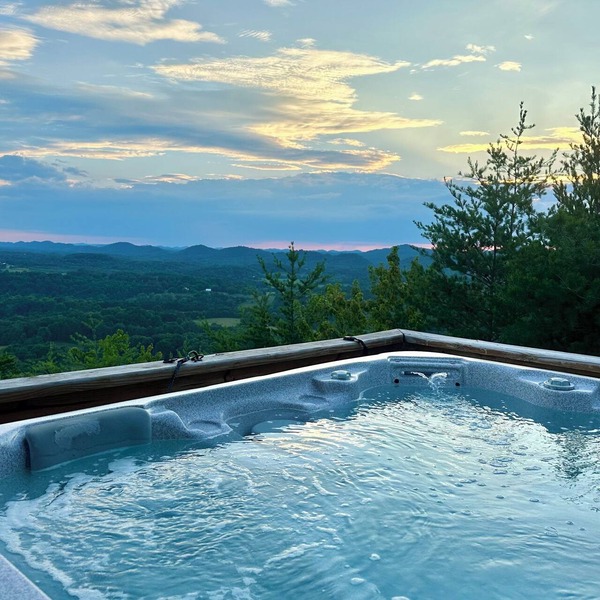 Beautiful mountain top cabin with the best 180º view in Tellico Plains!