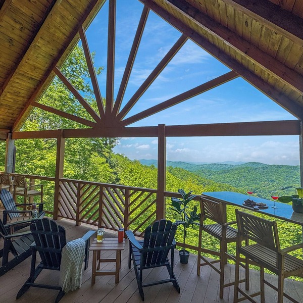 Beautiful Mountain Home: 6BR/4BA Hot Tub+Game Room+Golf+Views