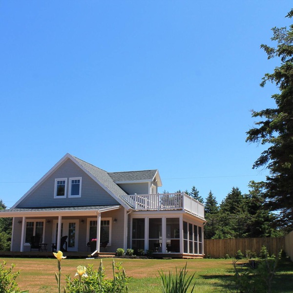 Beautiful NEW vacation rental/Entrance to National Park walk to the beach