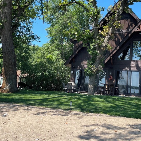Beautiful, newly custom built, lake-front cabin on Lake Independence.