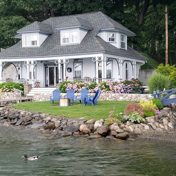 Beautiful Nostalgic Keuka Waterfront Home