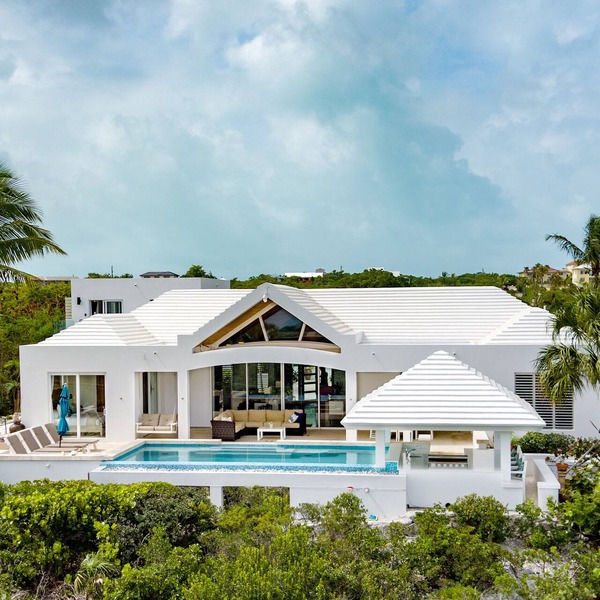 Beautiful OCEAN FRONT, POOL Villa walk or drive to GRACE BAY BEACH Turtle Ridge