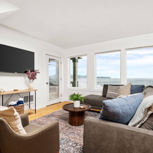 Beautiful Oceanside Retreat: 7 Bedrooms, Hot Tub, Views, Sleeps Big Groups