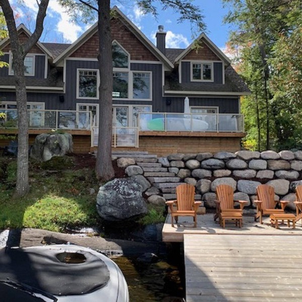Beautiful open-concept cottage on Moon River! 10 Minute walk to Bala!