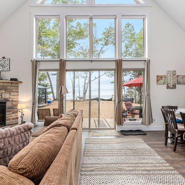 🐻 Beautiful Overlooking Shoreline 2bdr Chalet 18396