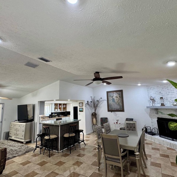 Beautiful oversized 2-bedroom house in Riverview near many points of interest.